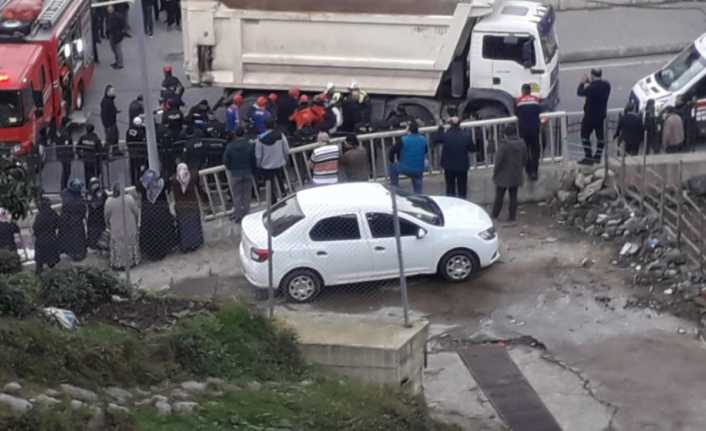 Rize’de ters yöne giren kamyonun çarptığı anne ve kızı hayatını