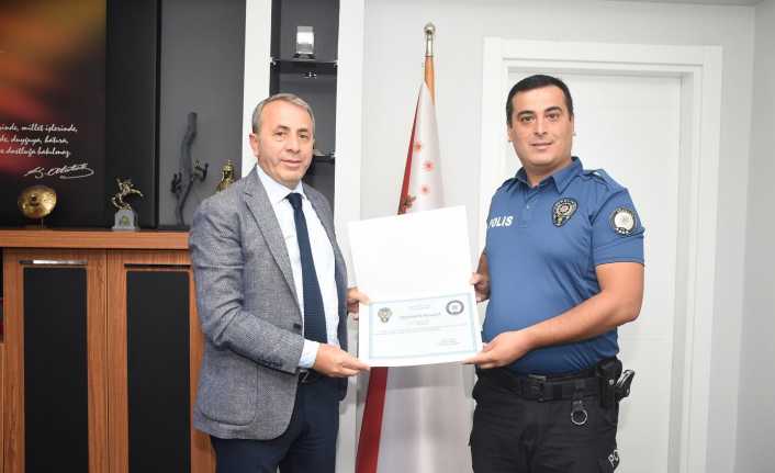 Erzincan’da yolun karşısına  geçmek isteyen 3 küçük kız çocuğuna
