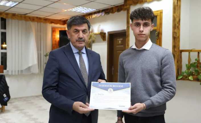 Yardımlaşma kampanyasında gönüllü çalışan vatandaşlara Teşekkür Belgesi verildi.