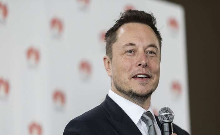 Tesla otomotiv şirketinin patronu Elon Musk, şirketi özel mülkiyete geçirip,