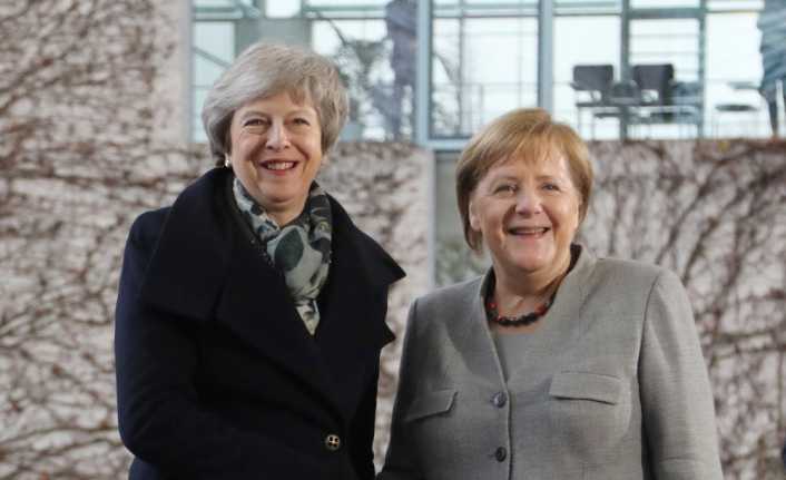 İngiltere Başbakanı Theresa May’in Almanya Başbakanı Angela Merkel’i Brexit’i yeniden