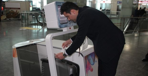 Yolcuların valizlerini teslim aldıktan sonra güvenli şekilde teslim noktasına ulaştıracak
