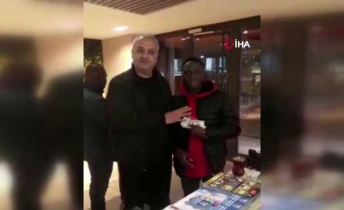 Esenyurt Haramidere’de bindiği takside 12 bin 400 dolar olan çantasını