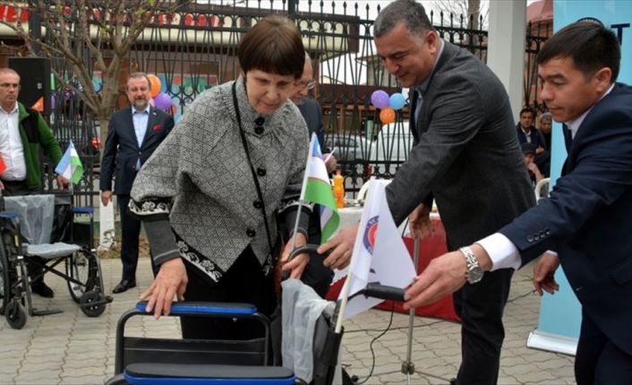 TİKA, nevruz kutlamalarının devam ettiği Özbekistan'da, engellilere tekerlekli sandalye hediye