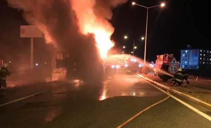 Tır Alev Alev Yandı Erzincan’da mobilya malzemeleri yüklü tır alev alev yandı