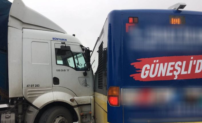 İstanbul Küçükçekmece’de benzinlikten çıkan bir tır, yolda seyir halinde olan
