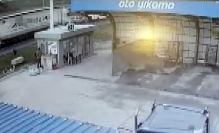 Tekirdağ’ın Süleymanpaşa ilçesinde bir tır, kırmızı ışıkta bekleyen araçları biçti.