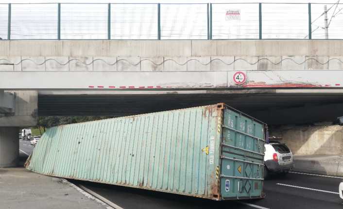 İstanbul’da Bakırköy sahil yolunda bir tır, 4 metre yüksekliğindeki üst