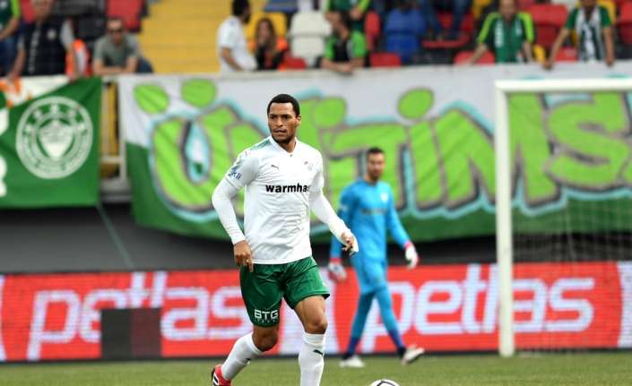 Göztepe’ye transfer olan Brezilyalı defans oyuncusu Titi, duygusal bir veda