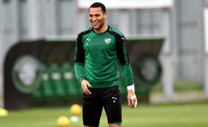 Bursaspor’un tecrübeli defans oyuncusu Titi için Trabzonspor’un nabız yokladığı öğrenildi.