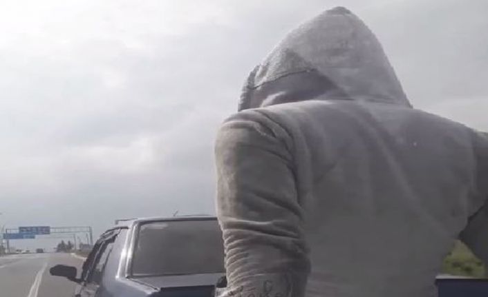 Tokat’ta yolda kalan aracı itmek için arkasındaki aracın kaputuna oturan
