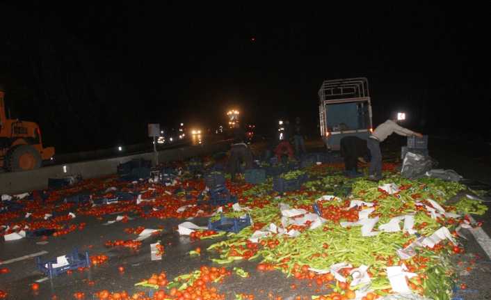Muğla’nın Fethiye ilçesinde, domates ve sebze yüklü bir kamyon, sürücüsünün