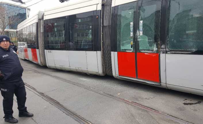 İstanbul’da Kabataş-Bağcılar seferini yapan tramvayın vagonlarından bir tanesi raydan çıkarak
