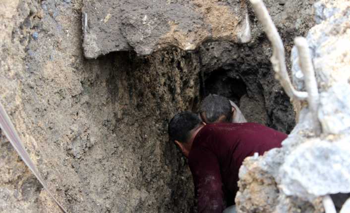 İstanbul Beylikdüzü’nde bir sitenin yağmur kanalı çalışması sırasında toprak altında