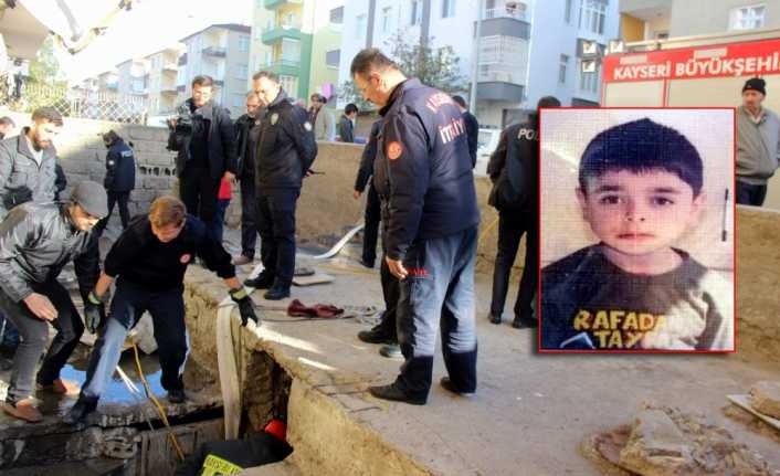 Kayseri’de kaçan topunu almak isterken bina önündeki kanalizasyon çukuruna düşerek