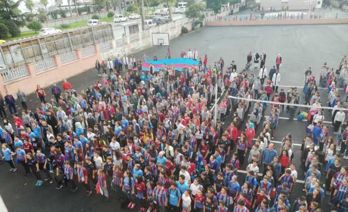Trabzon’un Akçaabat ilçesinde bulunan Mevlüt Selami Yardım Ortaokulu öğrencileri, Trabzonspor’un
