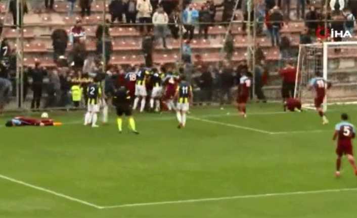 Trabzonspor ile Fenerbahçe arasında oynanan U21 karşılaşmasında futbolcular arasında kavga