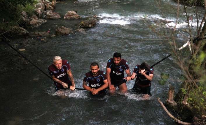 Trabzonspor’da futbolcular antrenman sonrası dereye girerek serinledi. 