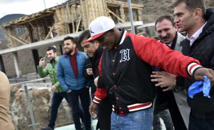 Gümüşhane’nin Torul ilçesine gelen Trabzonsporlu futbolcular, Torul Kalesi Cam Seyir