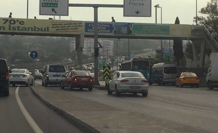 E-5 Otoyolu Küçükçekmece Mevkii’nde sabah saatlerinde yoğun trafiği gören uyanık