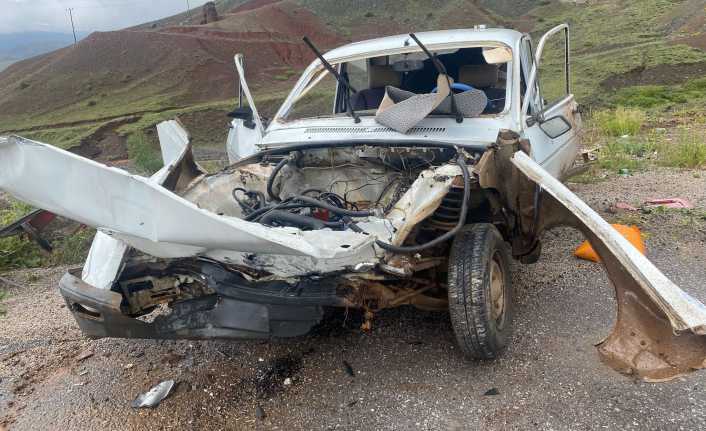 Erzincan'da iki otomobilin çarpıştığı