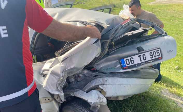 Erzincan’da iki otomobilin çarpıştığı trafik kazasında 4 kişi yaralandı.