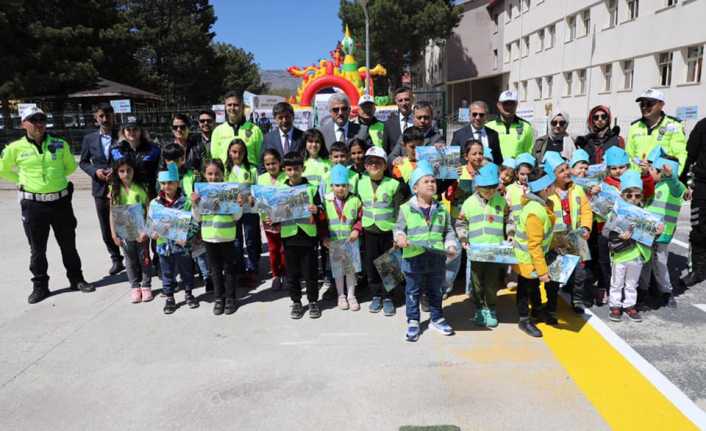 Trafik Haftasında Vali Mehmet Makas Öğrencilerle Bir Araya Geldi