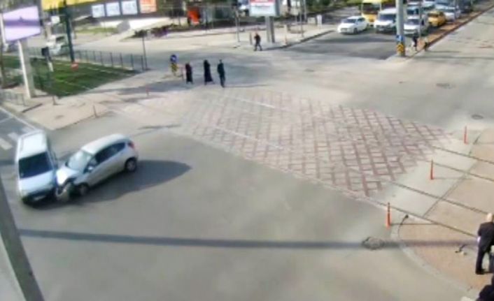 Gaziantep’te kurallara uymayan sürücünün kullandığı otomobilin kaza anı kameraya yansıdı.