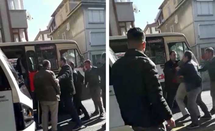 İstanbul Bakırköy’de seyir halinde olan yolcu minibüsü şoförüyle otomobil sürücüsü