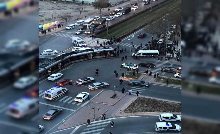 Kayseri’de tramvayın öğrenci servisine çarptığı kazada 6 kişi yaralandı. 