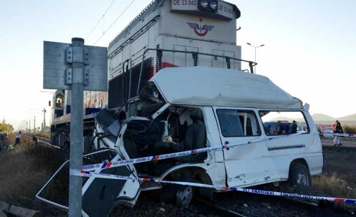 Kayseri’de raylara giren minibüse tren çarptı. Olayda minibüsteki 2 kişi