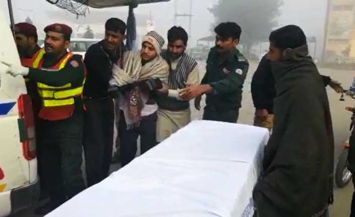 Pakistan’ın Naroval şehrinde tren raylarından geçen okul servisine tren çarptı.