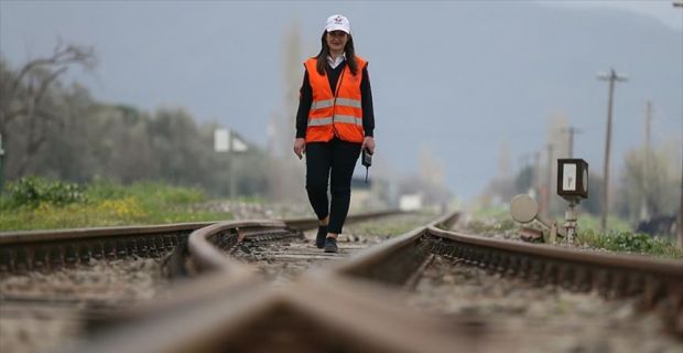 TCDD'deki zor ve riskli görevlerden makasçı kadrosunda çalışan İzmirli Neşe