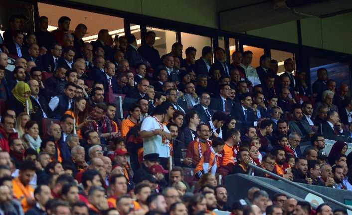 Galatasaray-Fenerbahçe derbisini seyretmeye gelen sarı-lacivertli taraftar Koray Şener tribünde rahatsızlandı.