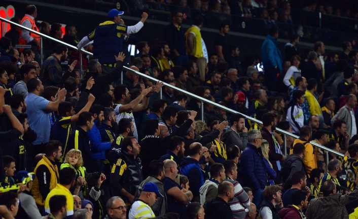 Fenerbahçe-Ankaragücü maçının 70. dakikasında tribünler Fenerbahçe Teknik Direktörü Phillip Cocu’yu