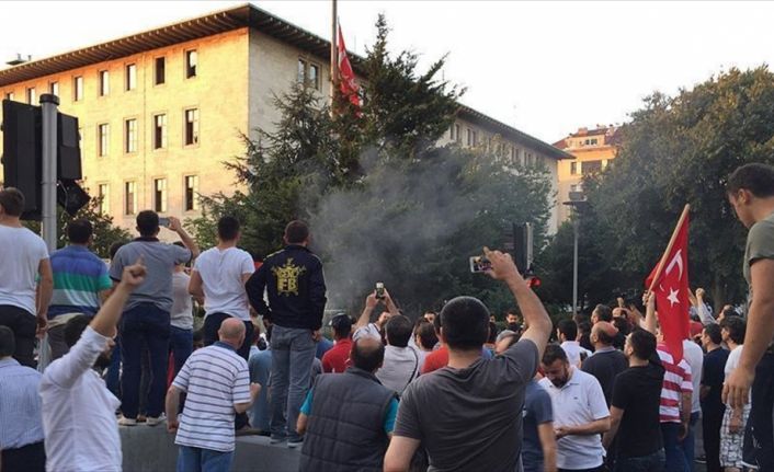 FETÖ'nün darbe girişiminde TRT'nin Harbiye'deki binasının işgal edilmesi ile Taksim