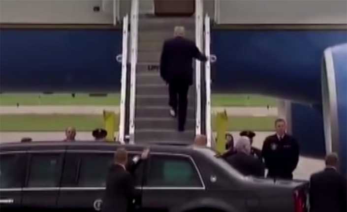 ABD Başkanı Donald Trump’ın ayağına yapışan tuvalet kağıdı ilginç görüntülere