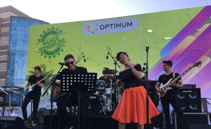 İzmir’de düzenlenen bahçe konserleri üçüncü haftasına girerken, Tuna Kiremitçi ve