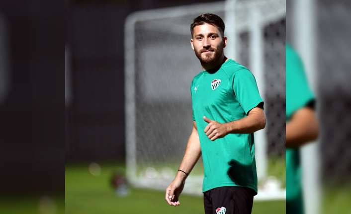 Bursaspor’un yeni transferi Tunay Torun, yeşil-beyazlı takımdaki ilk antrenmanına çıktı.