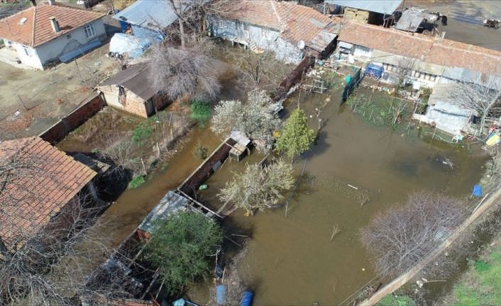 Avarız köyünde, Tunca Nehri'nin yatağından çıkması sonucu bazı evlerin bahçeleri