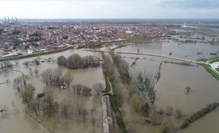 Taşkın nedeniyle çevreye yayılan su, debinin düşmesiyle Tunca Nehri yatağına