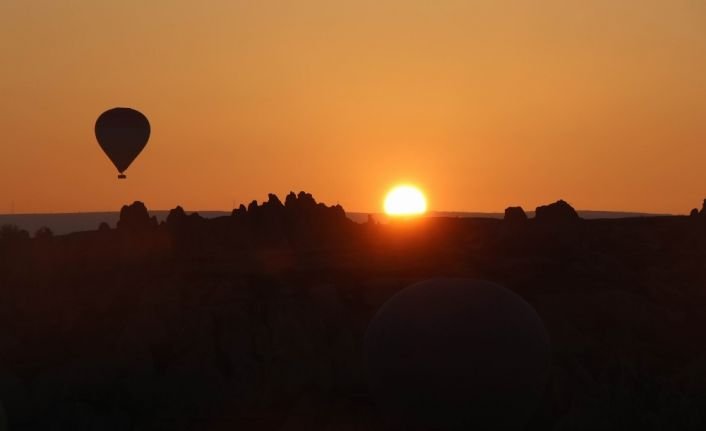 Türkiye’nin önemli turizm merkezlerinden Kapadokya’da yerli ve yabancı turistler sabahın
