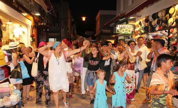 Bodrum’da bu yıl 4’üncüsü düzenlenen Karaova Bağ Bozumu Şenlikleri kortej