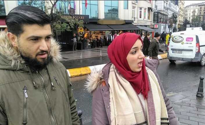 Taksim Meydanında bir taksicinin, Dolmabahçe’ye gitmek isteyen iki Filistinli turistten