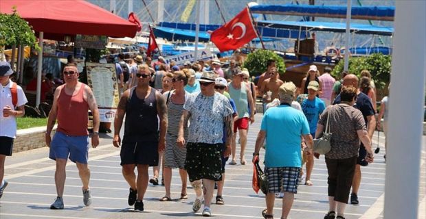 Türkiye'ye geçen yıl gelen turistler, yeme içmeye yaklaşık 6 milyar