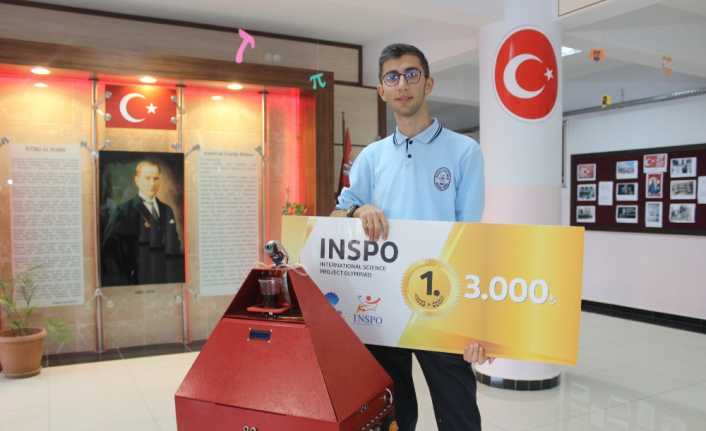 Kocaeli’nin İzmit ilçesinde lise öğrencisi Ahmet Akif Kaya, cep telefonundan