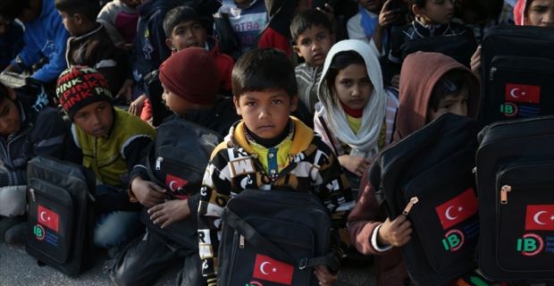Türk sivil toplum kuruluşları (STK) Pakistan'da 225 öğrenciye kırtasiye ve