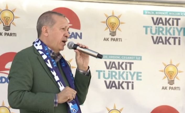Cumhurbaşkanı Recep Tayyip Erdoğan, "Cumhurbaşkanı adayları meydanları dolaşıyor. Türkiye adına