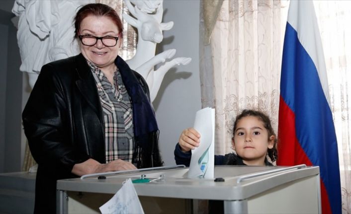 İstanbul'da yaşayan Rus vatandaşları, ülkelerindeki devlet başkanlığı seçimi için oy