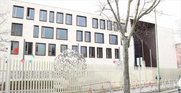 Türkiye’nin Berlin Büyükelçiliği'ne kimliği belirsiz kişilerce boya torbaları atıldı, saldırıyla